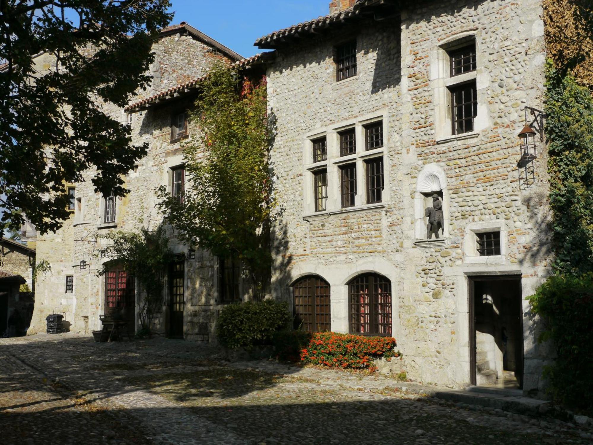 Hostellerie Du Vieux Perouges Exterior photo